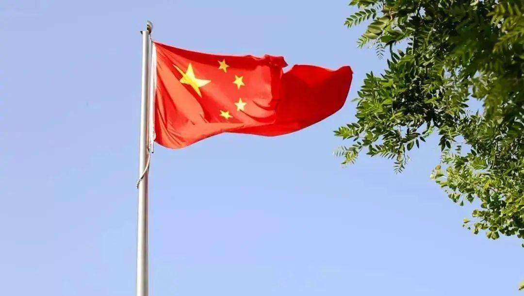 李嘉诚自己不去送别何鸿燊，也不让2个儿子去，却派红颜知己去
